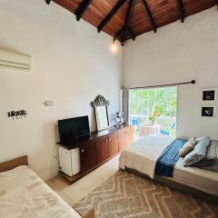 Quarto em casa de praia com estacionamento