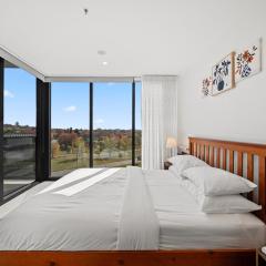 Stylish 2-Bed Apartment with Luxe Amenities Access