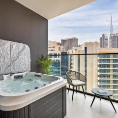 Waves - Luxe Studio with Jacuzzi & City Views