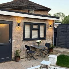 Brand New Renovated- Free Parking- Garden- SmartTV