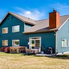 3BR Big Sky Getaway with Hot Tub and Mountain Views
