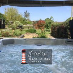 Dassia-Rural Bungalow, Dog Friendly with Hot Tub Near Gurnard