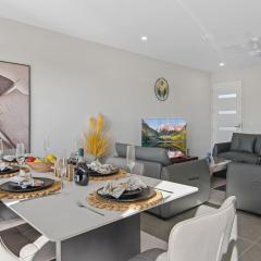 Luxury 4BR Home with Pool Gym and BBQ in Helensvale