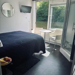Peaceful room on a houseboat in the city centre