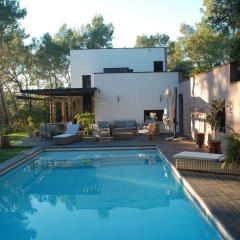 Villa avec piscine et dépendance