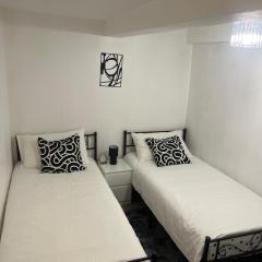 Cozy Two Bedroom Flat 1 Minute from Forest Hill Train Station