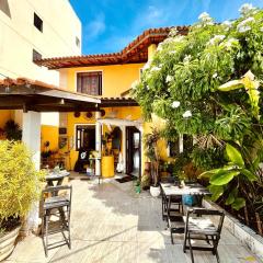Casa Amarela Hostel & Bistrô - em Pituaçu