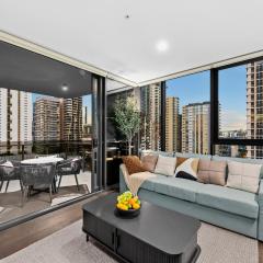 Bright and Modern Apt with Balcony, King Bed and Parking