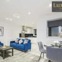 Sleek & Stylish 1BR City Centre - Near High St & Southend Beach by Luxiety Stays