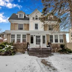 Spacious 4BR Near UB Niagara Falls - Pet Friendly