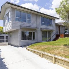 Fantail Retreat, Family 4BR Near Lake and Gardens