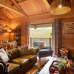 Kingfisher Cabin, Butterwell Farm, Riverside cabin on 40-acre private estate