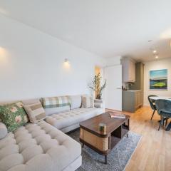 Modern and central 1BR Flat with Skyline View