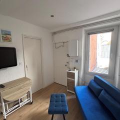 Charmant 2 pièces sur le port avec parking gratuit et WIFI