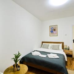 Studio Near Airport Walk to Nature