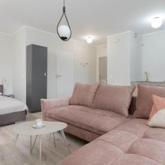 Eleganckie Studio Blisko Rzeki w Gdańsku z Balkonem by Noclegi Renters