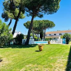 Artemia Aigues-Mortes - Hôtel avec piscine - Bornes électriques - Parking privé - Local vélo-moto