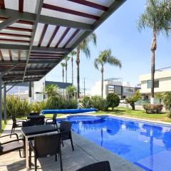 Nueva Galicia residencial, es una propiedad completa al sur de la ciudad que te ofrece modernidad, espacio, tranquilidad, cuenta con 4 recamaras 3 baños completos y 2 cajones de estacionamiento privados