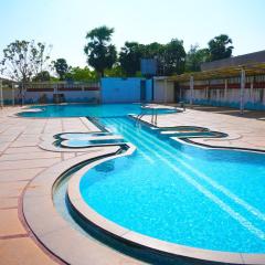 AVM Paalm Meadows Resort