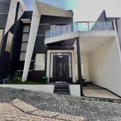Villa Kota Batu 3BR with Luxe Balcony, Netflix, Private Pool, Karaoke by Arrayyan B12