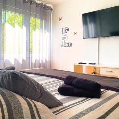 Balcony and Parking, 1min to Shop, Near Beach