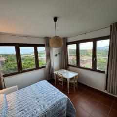 Casa con giardino, vista mare, Wi-Fi e aria condizionata