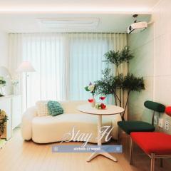 STAY H Hapjung Cine #Hapjeong #Hongdae #Airport Railroad #New building #3 queen beds #7 people #1 minute to YG Entertainment #Elevator #Parking #Air conditioner in each room #Luggage storage #Hotel-style bedding #Movie