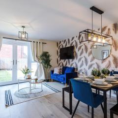 Christmas Escape in Liverpool!- Walk to Airport & JLR-Speke Boulevard - Driveway Parking 3 Bedrooms 3 WC -5 Beds- Work & Family Groups - Regular Work Stays Available - ARZ Stays