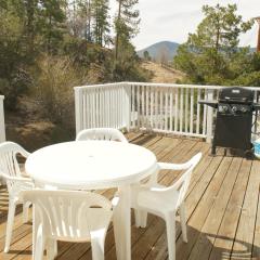 Cozy Bear Cottage - Walk to Lake & Village!