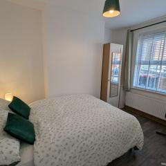 Fantastic 3-Bedroom House in Crawley - Near Gatwick