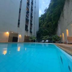 Suíte Aconchegante em Copacabana - Piscina, Wi-fi e perto da praia