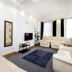 JOIVY 3 bed flat in Old town, close to Grassmarket