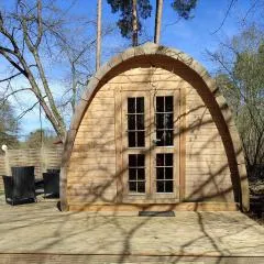 Minihotel "Hobbit Town" am See an der Mecklenburger Seenplatte, Schlaffass