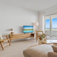 Oceana Breeze Apartment with Pool View