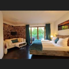 Design Ferienwohnung 2. Reihe Wörthsee mit Garten und großer Terrasse