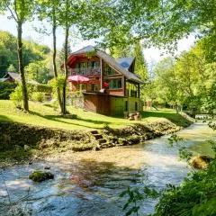 Kuća za odmor uz rijeku Slapnica, u Parku prirode Žumberak, finska sauna i jacuzzi