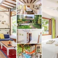 Casa dos Pássaros na areia a 20m da Praia da Baleia com 3 suítes e 1 dorm com ar condicionado, wifi, smart tv, cozinha completa e churrasqueira