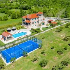 5-Bed Villa with Pool, Jacuzzi & Padel Court
