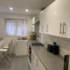 5 Bed House - Sleeps 10 - Pets - Parking - Wifi