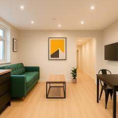 Modern Central Apartment + King Size Bed + Garden