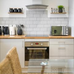 Modern 4 bed & 4 En-suite City Centre with Parking