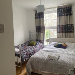 3 Bed Flat - Sleeps 6 - Parking - Wifi