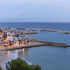 SPACIOUS FLAT WITH SEA VIEWS, 3 BEDROOMS, 2 BATHROOMS and NEXT TO THE BEACH!!