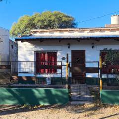 Cabaña con patio privado y cochera con dos habitaciones