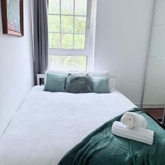 East End Escape - For 6ppl near Central LONDON - 3mins to DLR overground