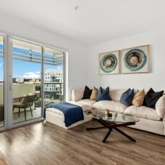 Luxury Penthouse 2-BR - with Pool & Gym Access