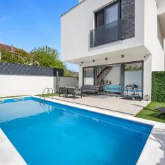 2 Bedroom Gorgeous Apartment In Jezera