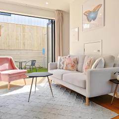 2BR City Townhouse with air con Courtyard and Parking
