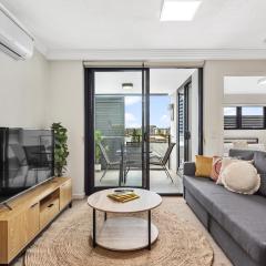 Modern and Central South Bank Apartment! Walk to CBD