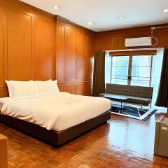 Stay On Sukhumvit Soi 11 BTS Nana